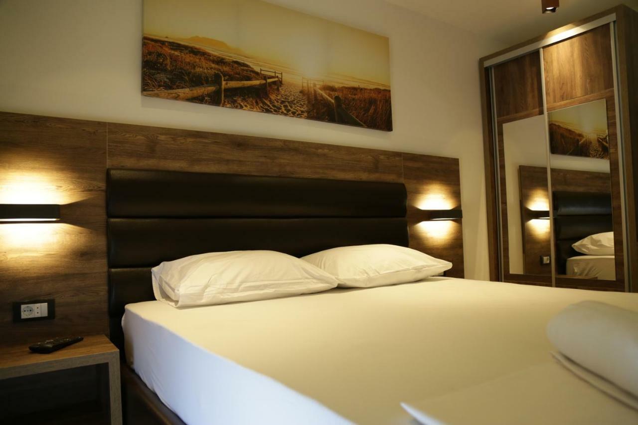 Hotel Comfort Ulcinj Bagian luar foto